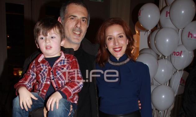 Γιάννης Μώραλης: Με τη σύζυγο και τον γιο τους στο Δημοτικό Θέατρο Πειραιά – Φωτογραφίες