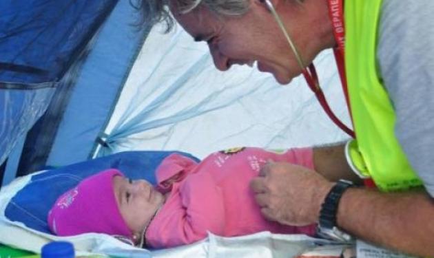 Συγκίνηση στη Μυτιλήνη: Μωρό χαμογελά στο γιατρό που του έσωσε τη ζωή!