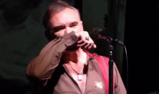 Ξέσπασε στη σκηνή ο Morrissey όταν τον κορόιδεψαν για τον καρκίνο! Video