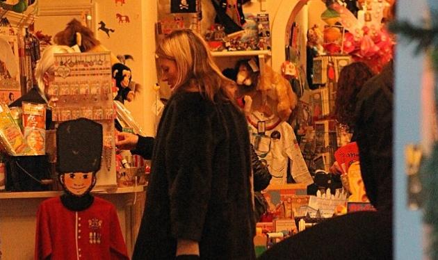 Η Kate Moss κάνει χριστουγεννιάτικα ψώνια στο Λονδίνο! Δες τις φωτό!