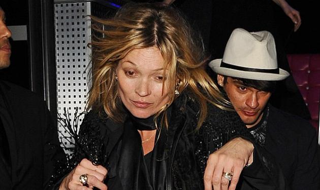 Kate Moss: Πιάστηκε στα χέρια με paparazzi για τις ντροπιαστικές φωτογραφίες!