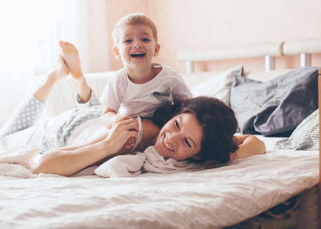 Μαμά και πρωινή ρουτίνα: Πώς να εξοικονομήσεις χρόνο τα πρωινά σου για να ετοιμαστείς σαν… βασίλισσα