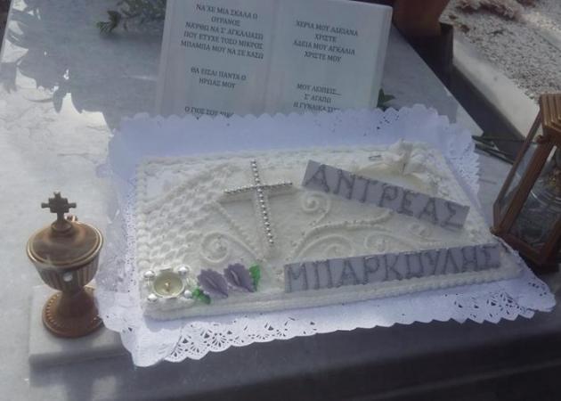 Έγινε σήμερα το μνημόσυνο του Ανδρέα Μπάρκουλη – Συγκινούν τα μηνύματα στον τάφο του από τη σύζυγο και το γιο του