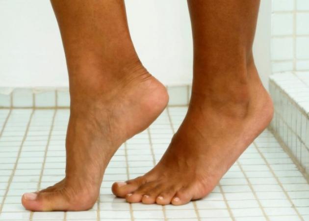 Γιατί πρέπει να ΜΗΝ πατάς ξυπόλυτη στο μπάνιο (ΒΙΝΤΕΟ)