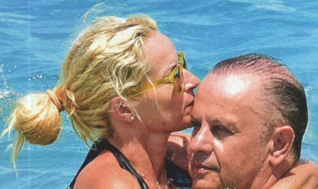 Μαρία Μπεκατώρου: Αγκαλιά με τον άντρα της στις παραλίες της Κεφαλονιάς! Φωτογραφίες