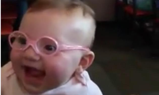 To βίντεο που θα σε κάνει να… λιώσεις! Η μπέμπα βάζει γυαλιά και βλέπει για πρώτη φορά τους γονείς της!