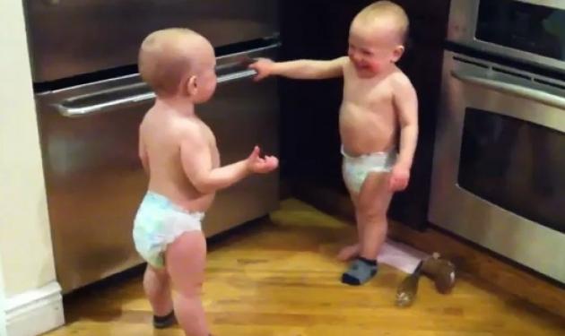 Όταν δυο μωρά τσακώνονται σαν μεγάλοι! Απολαυστικό βίντεο!