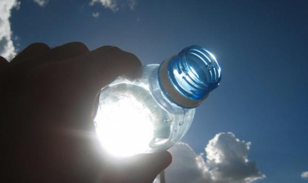 Πότε υπάρχει κίνδυνος από τα πλαστικά μπουκάλια με νερό που μένουν στον ήλιο