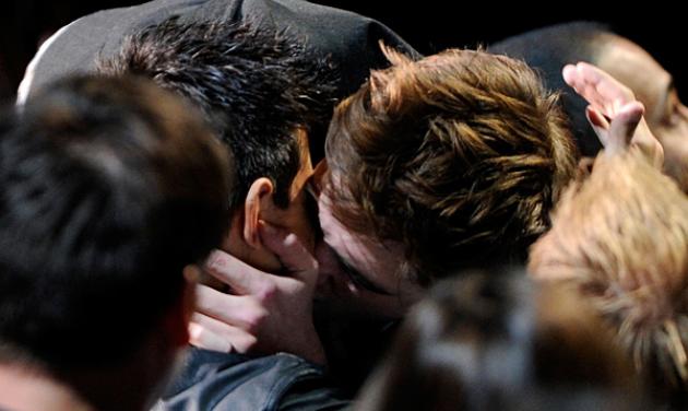 O Robert Pattinson φίλησε τον συμπρωταγωνιστή του στο στόμα!