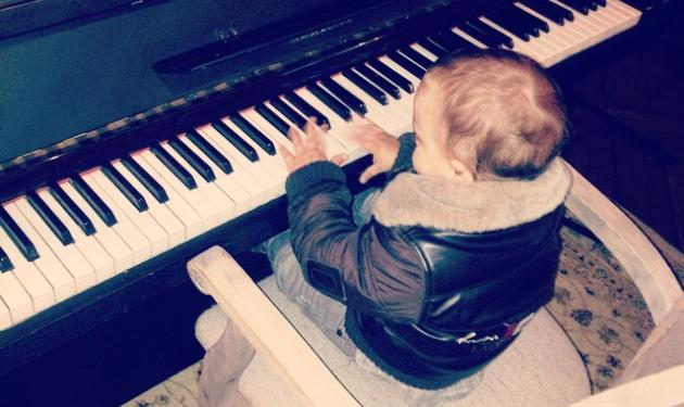 Ποιου διάσημου μοντέλου το μωρό παίζει πιάνο;
