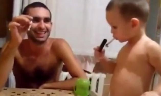 Σοκάρει το βίντεο με τον πατέρα που δίνει τσιγάρο στον 2χρονο γιο του!