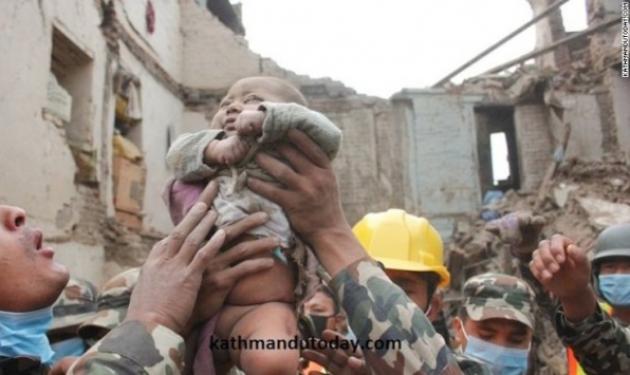 Σεισμός στο Νεπάλ: Συγκλονίζουν οι φωτογραφίες με τη διάσωση του μωρού που ήταν 22 ώρες στα ερείπια!