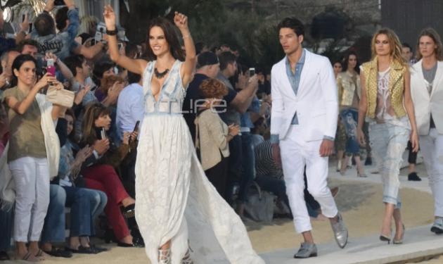 Alessandra Ambrosio – Bar Refaeli: Έκαναν πασαρέλα στη Μύκονο και άναψαν φωτιές! Video και φωτογραφίες