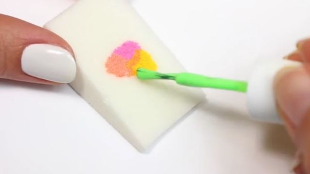 Ο πιο εύκολος κι έξυπνος τρόπος να βάψεις τα νύχια σου με πολλά χρώματα!