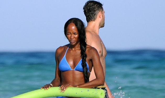 Η Naomi Campbell κάνει διακοπές και δείχνει το απόλυτα σέξι σώμα της!