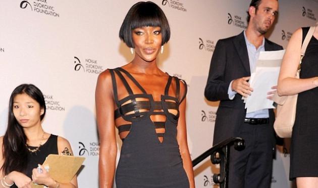 Naomi Campbell: Τόλμησε να βάλει στα 43 της το ίδιο φόρεμα που είχε φορέσει στα 22! Φωτό