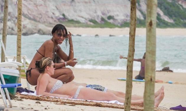 Naomi Campbell – Kate Moss: Με μπικίνι στην παραλία της Βραζιλίας!