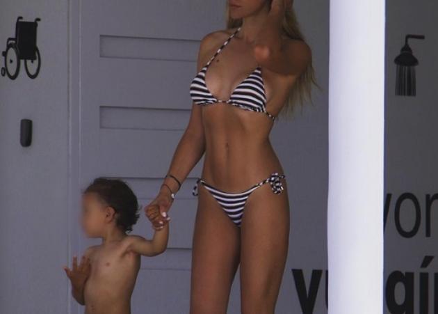 Sexy mama on the beach! Ποια διάσημη πήγε για μπάνιο με τον γιο της και τρέλανε το Instagram;