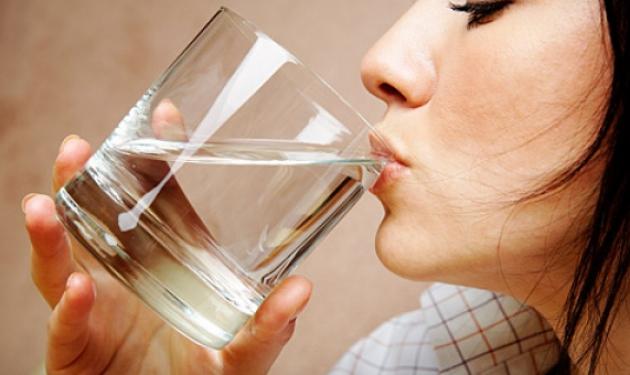Δες τι σου συμβαίνει όταν πίνεις νερό με άδειο στομάχι το πρωί