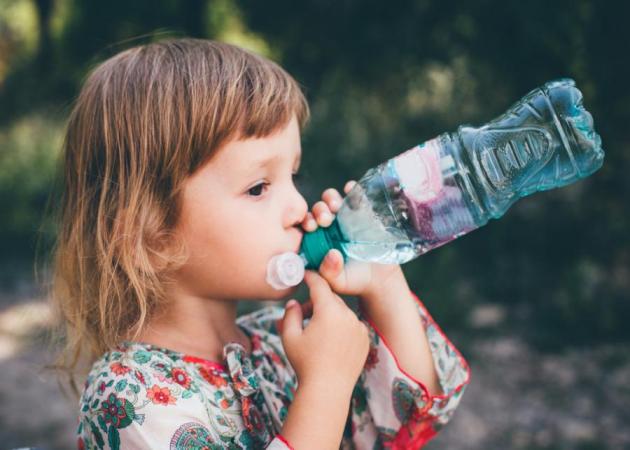 Βρύσης ή εμφιαλωμένο; Τι νερό πρέπει να πίνουν τα παιδιά;