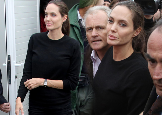 Φωτορεπορτάζ: Συγκίνηση με την επίσκεψη της Angelina Jolie σε Πειραιά και Ελαιώνα – Άνοιξε την αγκαλιά της στους πρόσφυγες