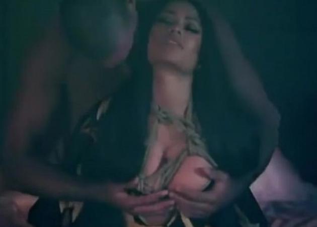 H Nicki Minaj προκαλεί με νέο σέξι videoclip! Ημίγυμνος άντρας την αγκαλιάζει…