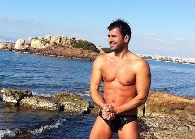 Νίκος Παπαδάκης – Σπύρος Μπιμπίλας: Κάνουν μαζί μπάνιο στη θάλασσα! Φωτό