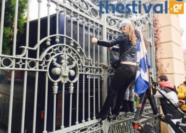 Απεργία: Η νηπιαγωγός που τράβηξε τα βλέμματα στα… κάγκελα του Υπουργείου