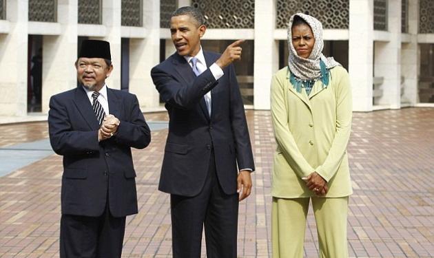 Η Michelle Obama φορά μαντίλα για να επισκεφθεί την Ινδονησία!