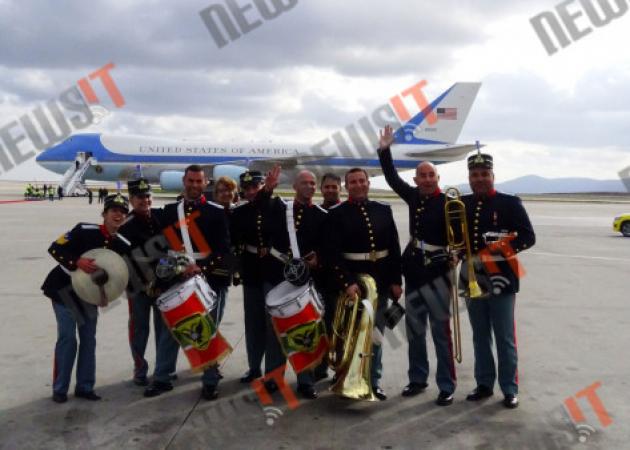 Επίσκεψη Ομπάμα: Και selfie με το Air Force One! [pic]