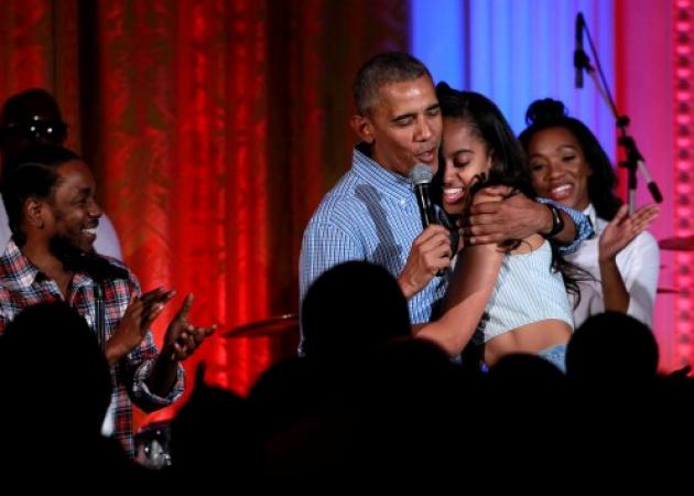 Ο Ομπάμα τραγουδάει Happy Birthday στην κόρη του