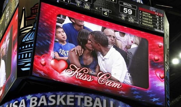 Όταν ο Ομπάμα, φίλησε την Μισέλ στο στόμα!