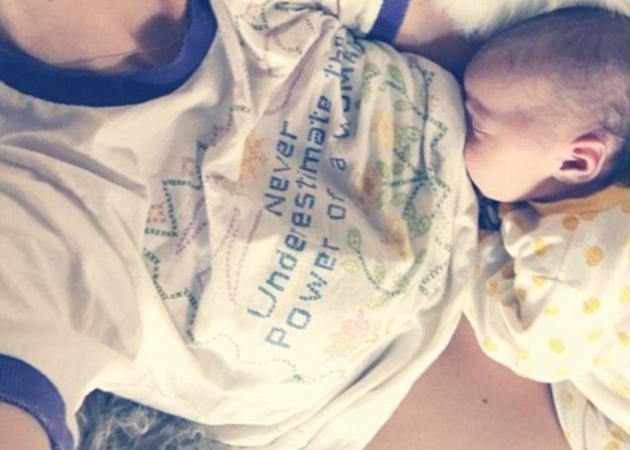 Πασίγνωστη ηθοποιός θηλάζει το μωρό της και το ανεβάζει στα social media!