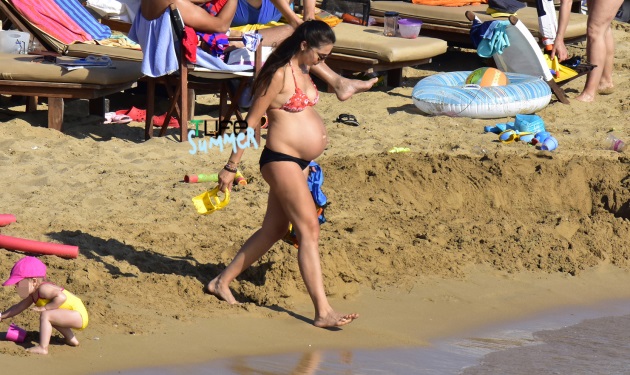 Ολυμπία Χοψονίδου: Στην παραλία λίγο πριν γεννήσει! Φωτογραφίες