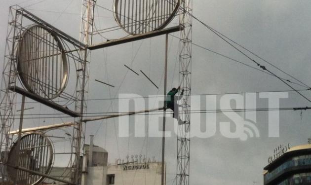 Αίσιο τέλος στο θρίλερ της Ομόνοιας όπου 35χρονη κωφάλαλη με 2 παιδιά απειλούσε ν’ αυτοκτονήσει