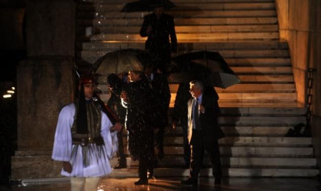 Αλέξης Τσίπρας: Πόσο gentleman! Κρατούσε την ομπρέλα στην Ζωή Κωνσταντοπούλου