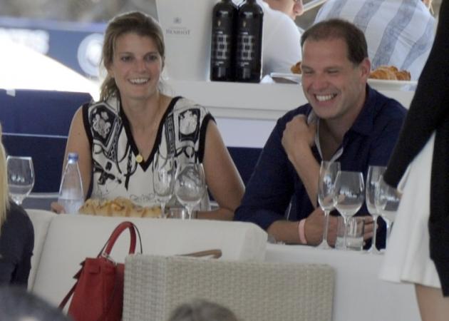 Αθηνά Ωνάση: Έτσι ξεπερνά το χωρισμό της – Χαμόγελα και κουβέντα με φίλους σε εστιατόριο του St Tropez