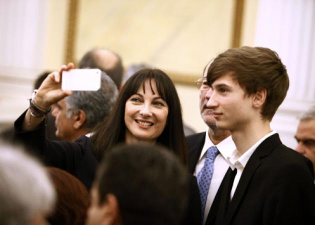Ορκωμοσία νέας κυβέρνησης: Selfies, χαμόγελα και “εισβολές”! [pics]