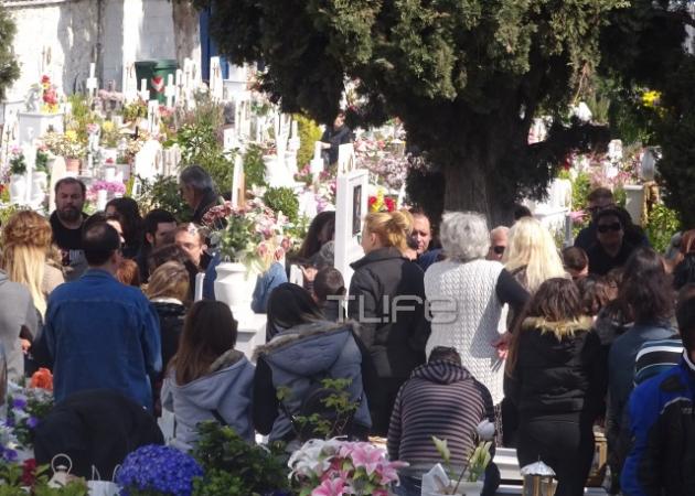 Μνημόσυνο Παντελή Παντελίδη: Με ένα λουλούδι στο χέρι και τραγούδια του έφθασε ο κόσμος στον τάφο του