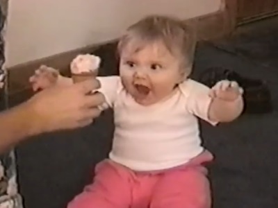 Τα μωρά σου μαθαίνουν τα στάδια του να τρως παγωτό