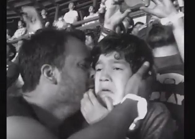 Το βίντεο που θα σε κάνει να δακρύσεις – Αυτιστικό παιδί πάει στη συναυλία των Coldplay και…