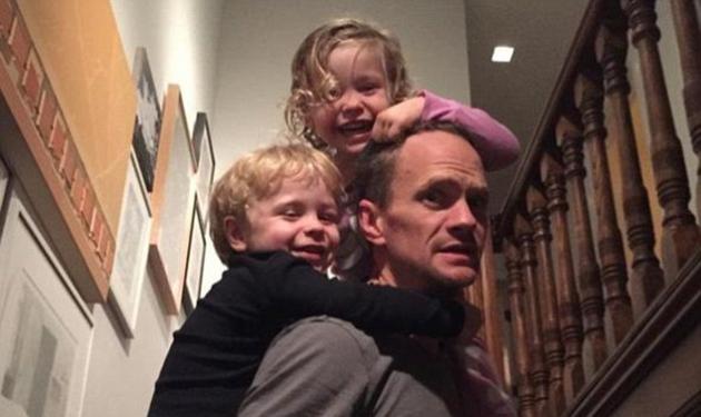 Neil Patrick Harris: O παρουσιαστής των Oscar απολαμβάνει το παιχνίδι με τα παιδιά του!