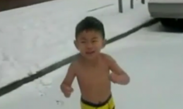 Πατέρας έβαλε το 4χρονο αγοράκι του να τρέχει γυμνό στο χιόνι