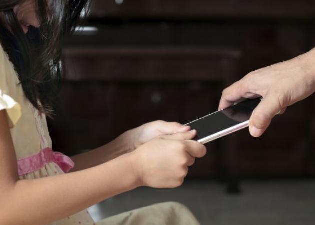 Παιδί και εθισμός στο κινητό τηλέφωνο: Τι μπορείς να κάνεις ως γονέας