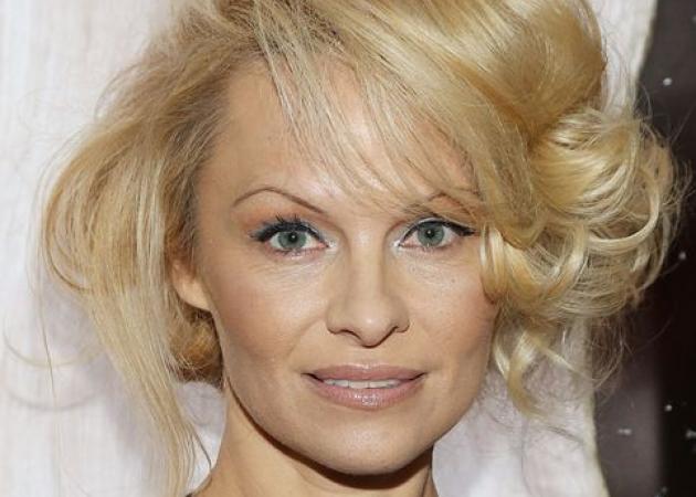 Πρώτον, έτσι είναι σήμερα η Pamela Anderson! Δεύτερον, τι λες για το χτένισμά της;