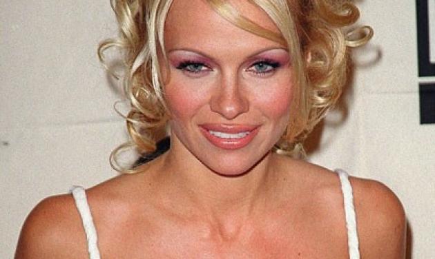 Pamela Anderson: Γδύνεται ξανά στα 47 της για καλό σκοπό! Φωτογραφία