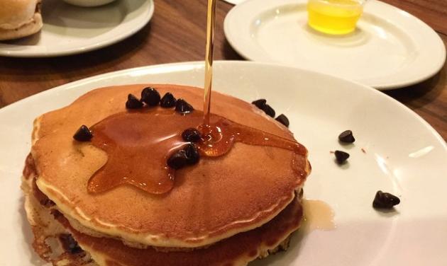 Ποια διάσημη απολαμβάνει pancakes στο Λος Άντζελες;