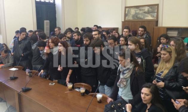Ένταση στο Πανεπιστήμιο Αθηνών – Φοιτητές κλείδωσαν τη Σύγκλητο μες στην αίθουσα!