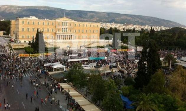 Eπέστρεψαν στο Σύνταγμα και είναι χιλιάδες!