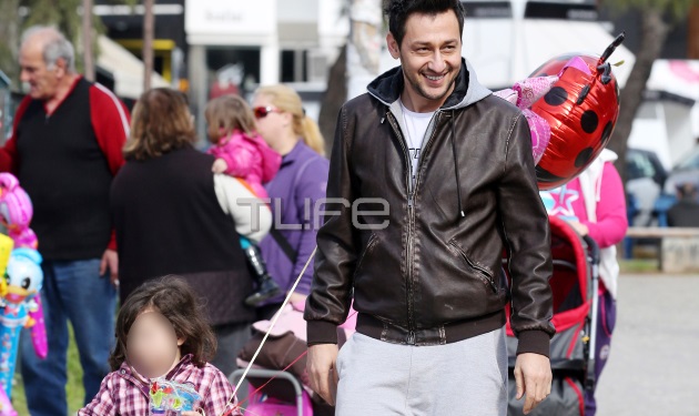 Πάνος Καλλίδης: Βόλτα με τη μεγάλη κόρη του στη Γλυφάδα! Φωτογραφίες